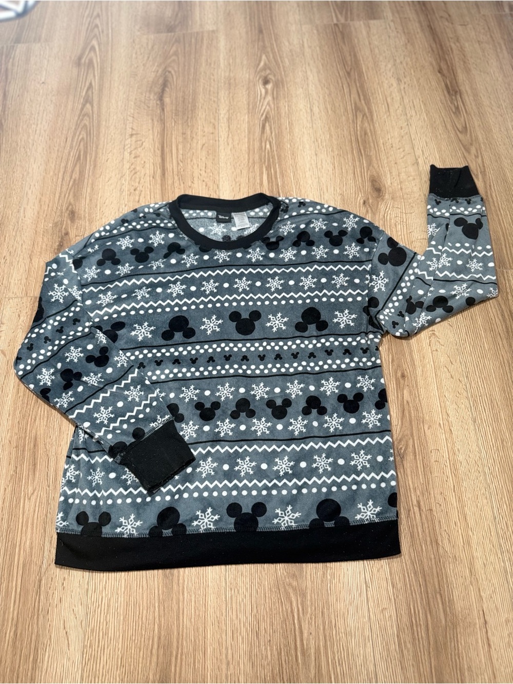 Disney Women’s Gray and Black Mickey Snowflake Crewneck Sweater